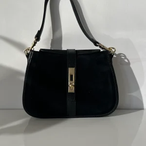 Borsa a spalla in camoscio e pelle Nera