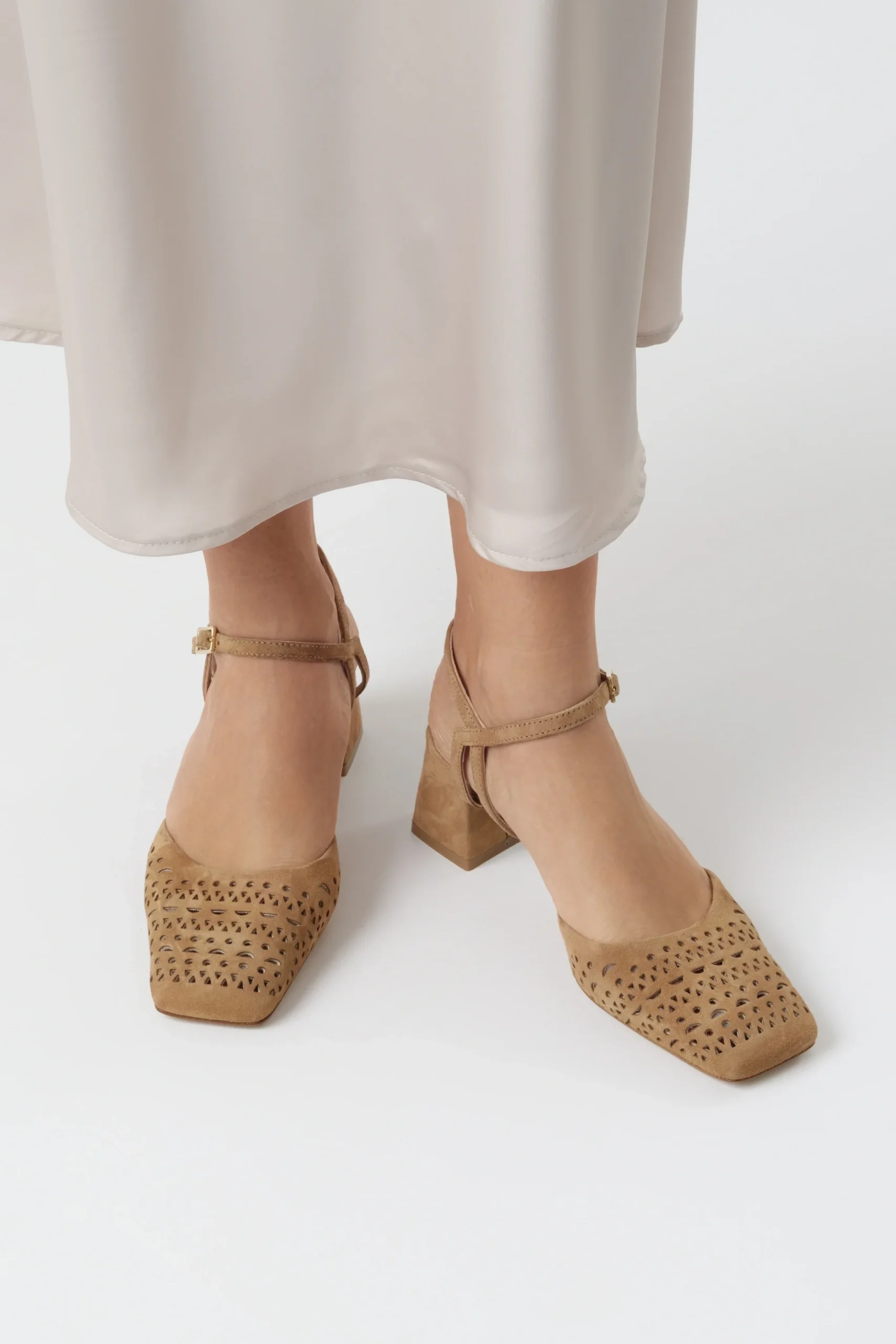 Décolleté in camoscio camel con tacco largo 50 mm e punta squadrata - immagine 4