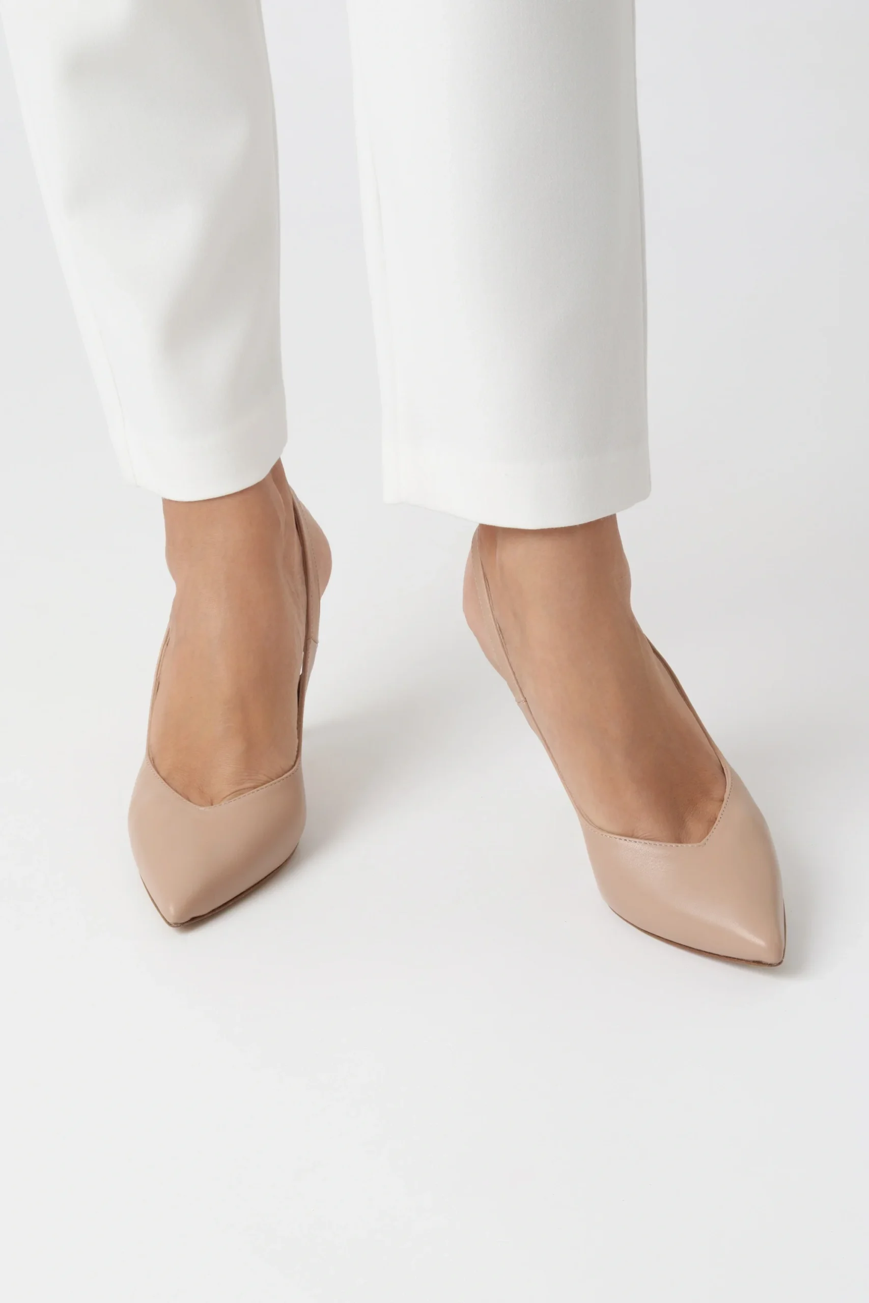 Slingback in pelle nude con tacco stiletto 90 mm e scollo a cuore - immagine 4