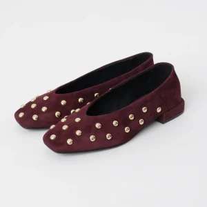 Ballerina donna in camoscio vino con borchie oro, punta quadrata e tacco 2 cm