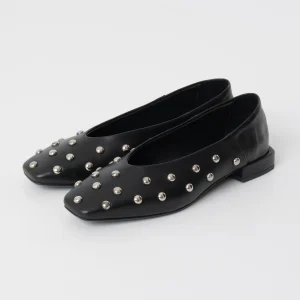 Ballerina donna in pelle nera con borchie nikel , punta quadrata e tacco 2 cm