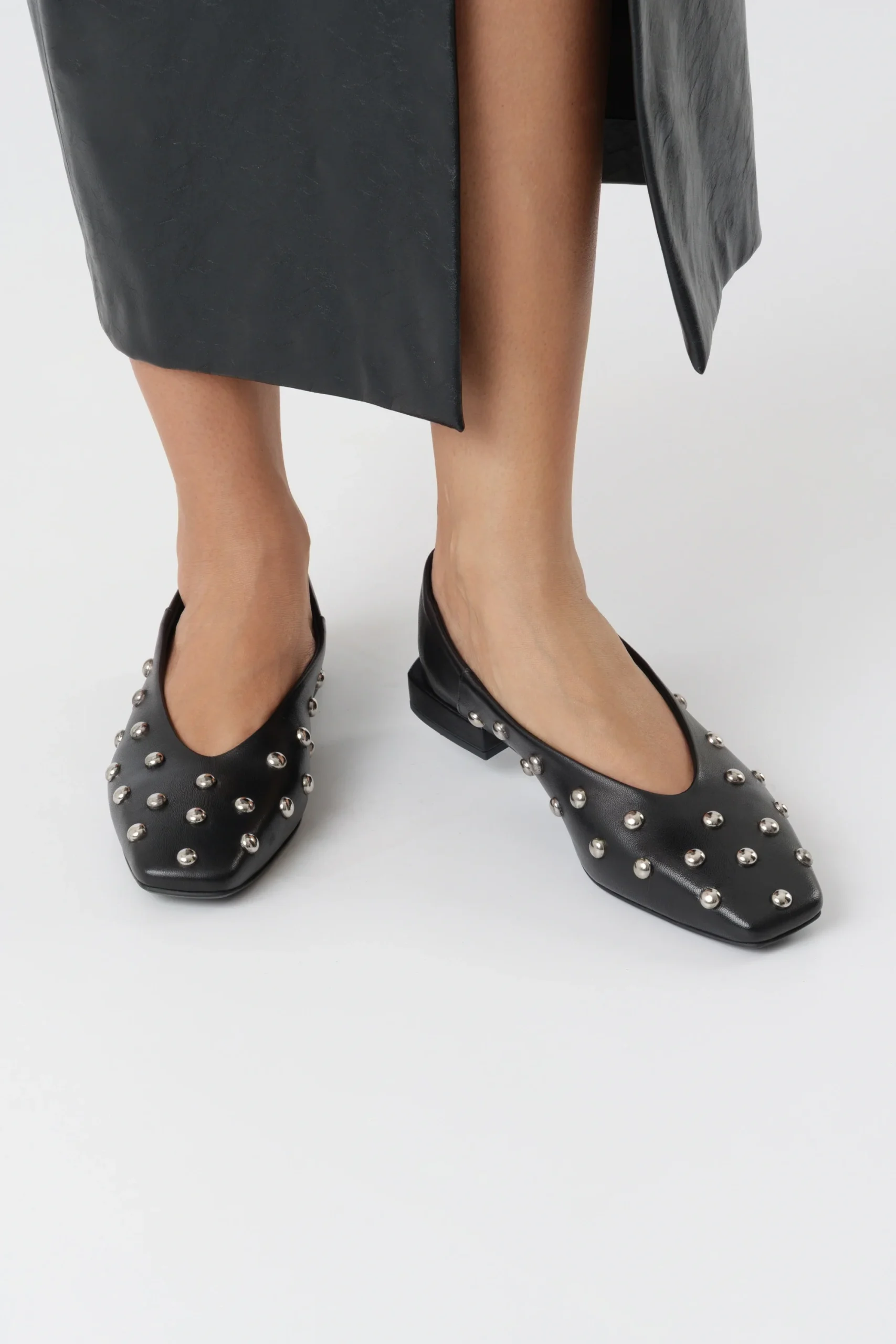 Ballerina donna in pelle nera con borchie nikel , punta quadrata e tacco 2 cm - immagine 4